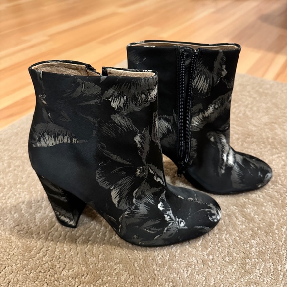 Maiden Lane | Ankle Bootie - Picture 1 of 8